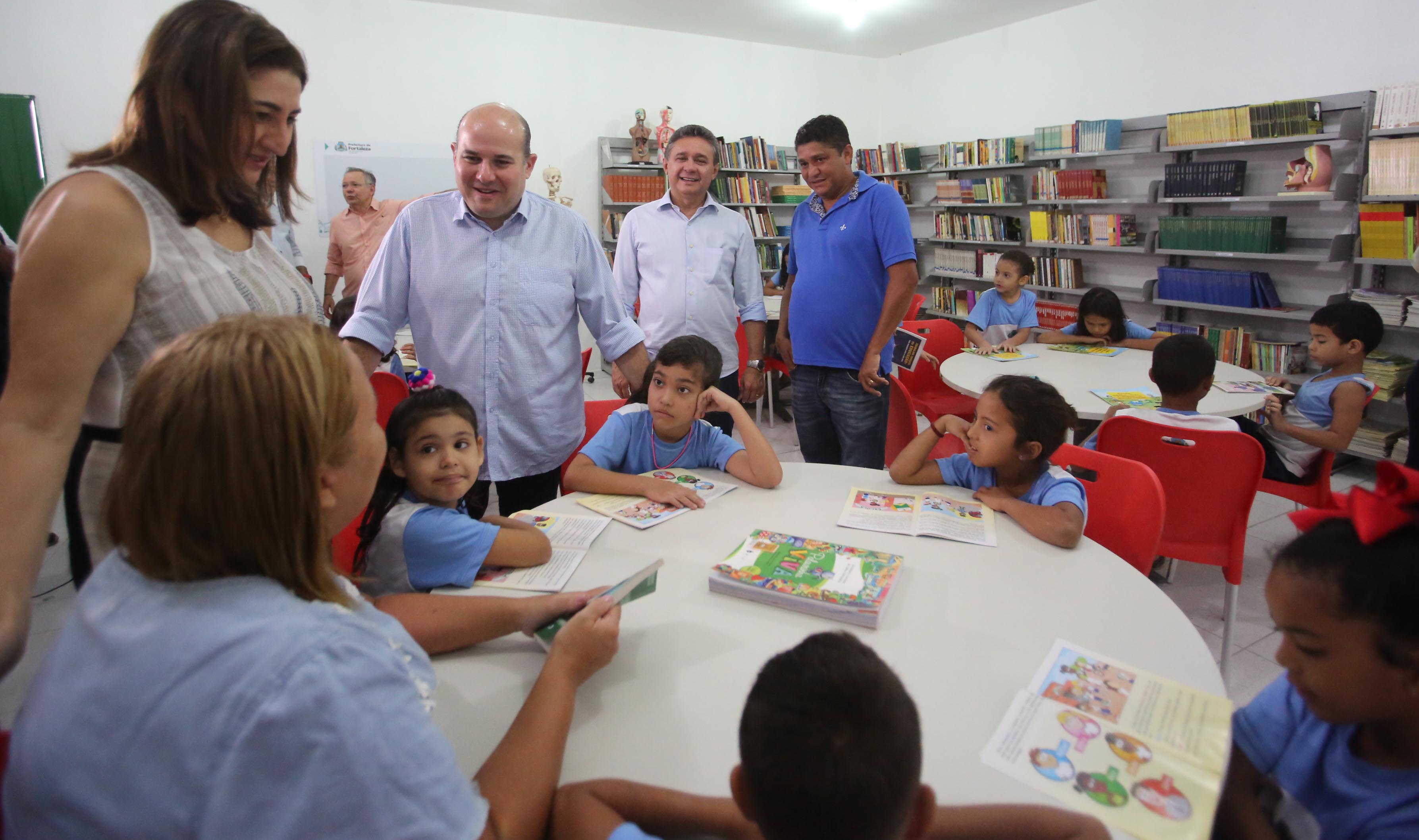 várias pessoas numa sala